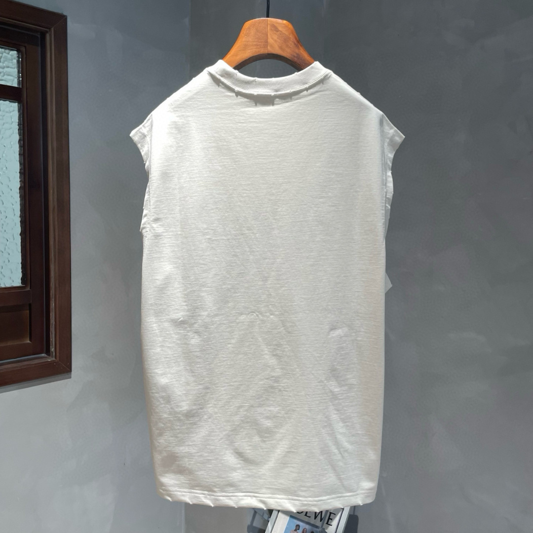 马吉拉🌟夏季短袖背心采用优质棉质面料，亲肤舒适！版型完美！百搭款！logo设计别具一格，上身效果潮流时尚