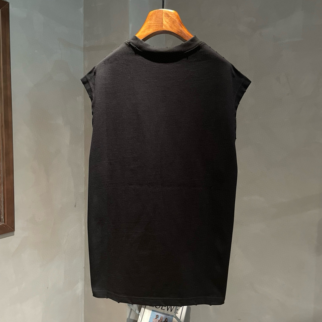 马吉拉🌟夏季短袖背心采用优质棉质面料，亲肤舒适！版型完美！百搭款！logo设计别具一格，上身效果潮流时尚