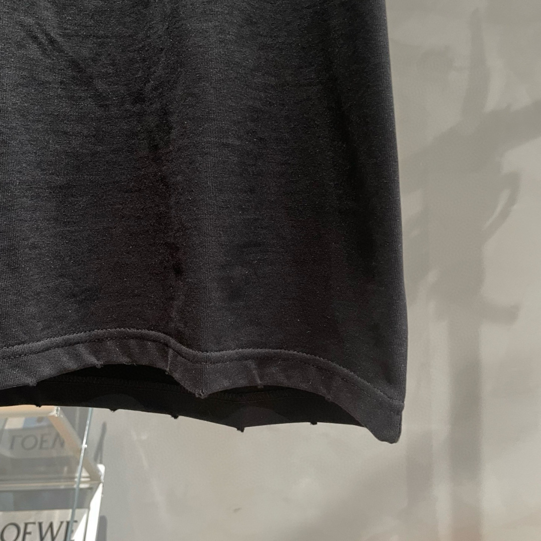 马吉拉🌟夏季短袖背心采用优质棉质面料，亲肤舒适！版型完美！百搭款！logo设计别具一格，上身效果潮流时尚