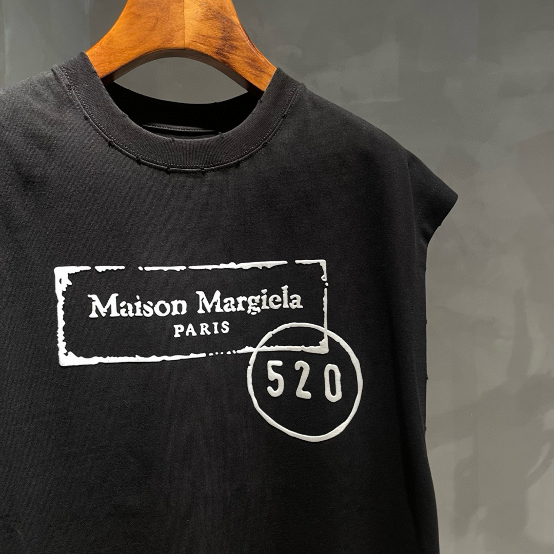 马吉拉🌟夏季短袖背心采用优质棉质面料，亲肤舒适！版型完美！百搭款！logo设计别具一格，上身效果潮流时尚