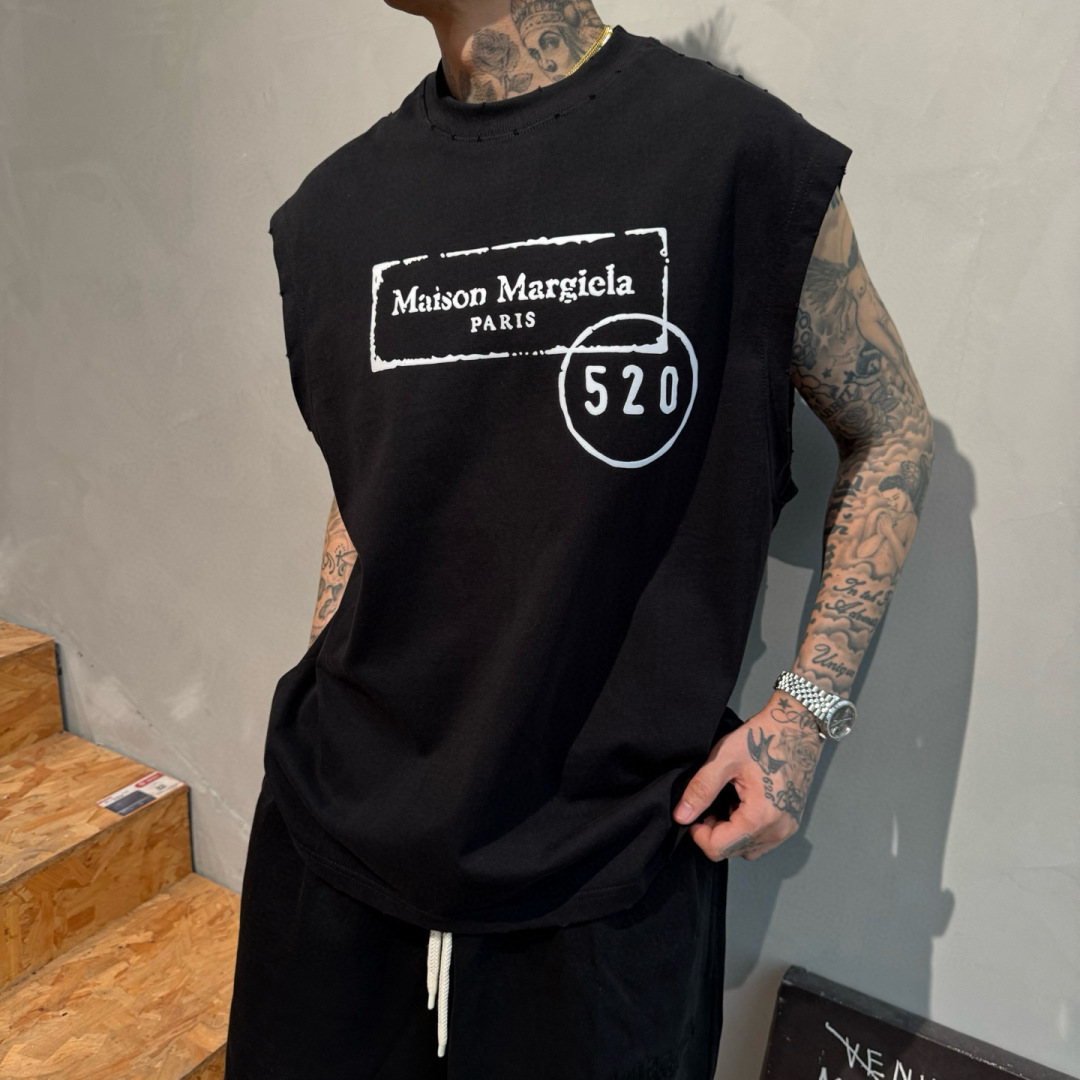 马吉拉🌟夏季短袖背心采用优质棉质面料，亲肤舒适！版型完美！百搭款！logo设计别具一格，上身效果潮流时尚