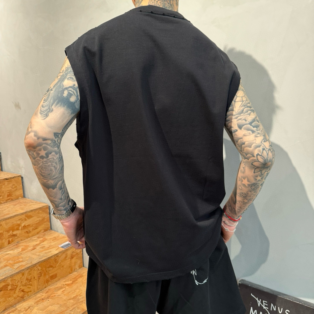 马吉拉🌟夏季短袖背心采用优质棉质面料，亲肤舒适！版型完美！百搭款！logo设计别具一格，上身效果潮流时尚