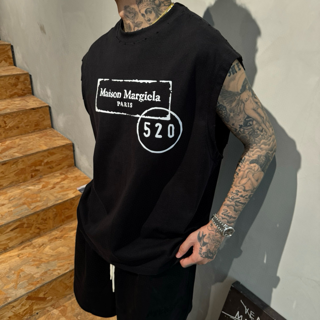 马吉拉🌟夏季短袖背心采用优质棉质面料，亲肤舒适！版型完美！百搭款！logo设计别具一格，上身效果潮流时尚