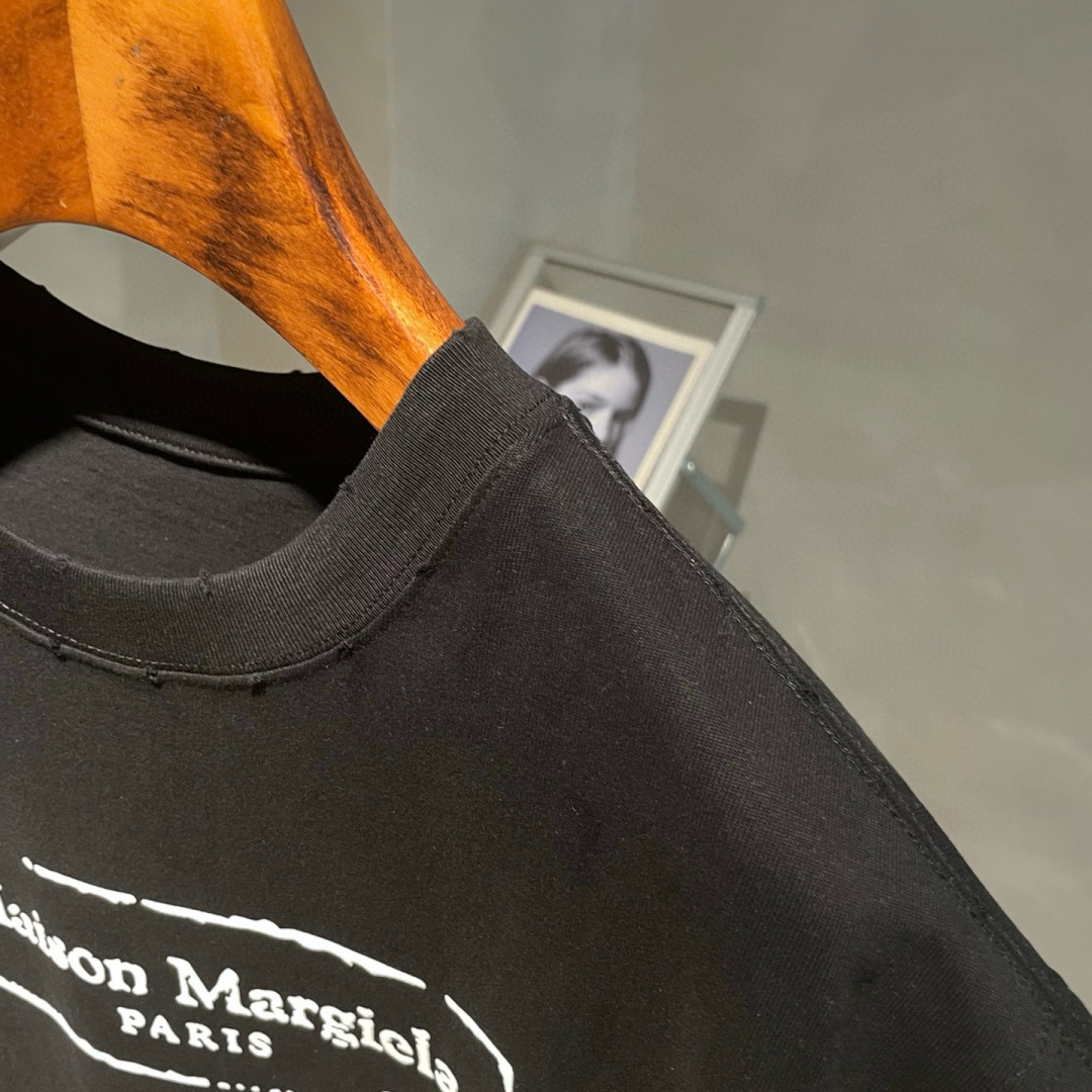 马吉拉🌟夏季短袖背心采用优质棉质面料，亲肤舒适！版型完美！百搭款！logo设计别具一格，上身效果潮流时尚