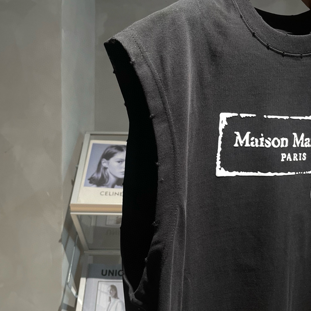 马吉拉🌟夏季短袖背心采用优质棉质面料，亲肤舒适！版型完美！百搭款！logo设计别具一格，上身效果潮流时尚