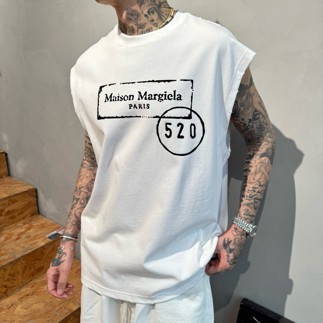 马吉拉🌟夏季短袖背心采用优质棉质面料，亲肤舒适！版型完美！百搭款！logo设计别具一格，上身效果潮流时尚