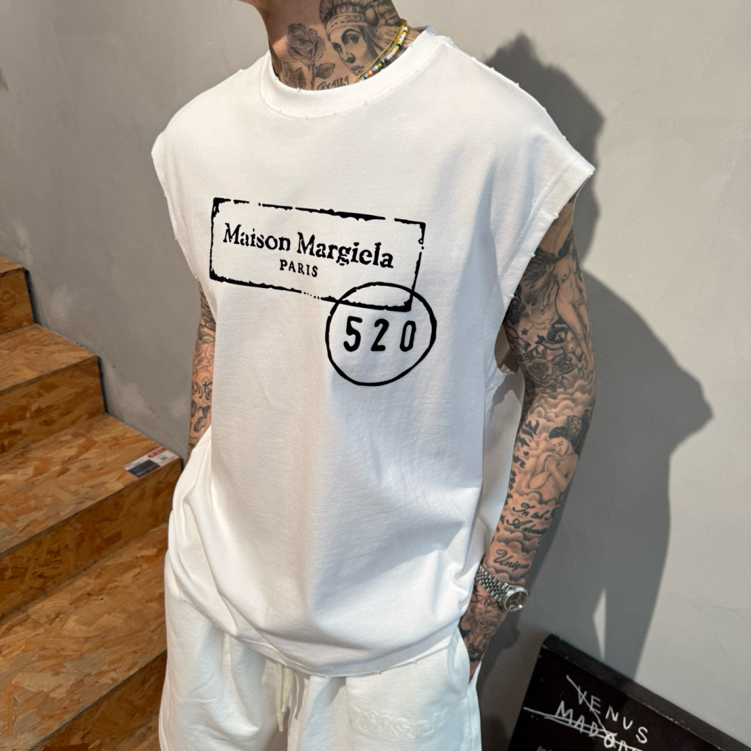 马吉拉🌟夏季短袖背心采用优质棉质面料，亲肤舒适！版型完美！百搭款！logo设计别具一格，上身效果潮流时尚