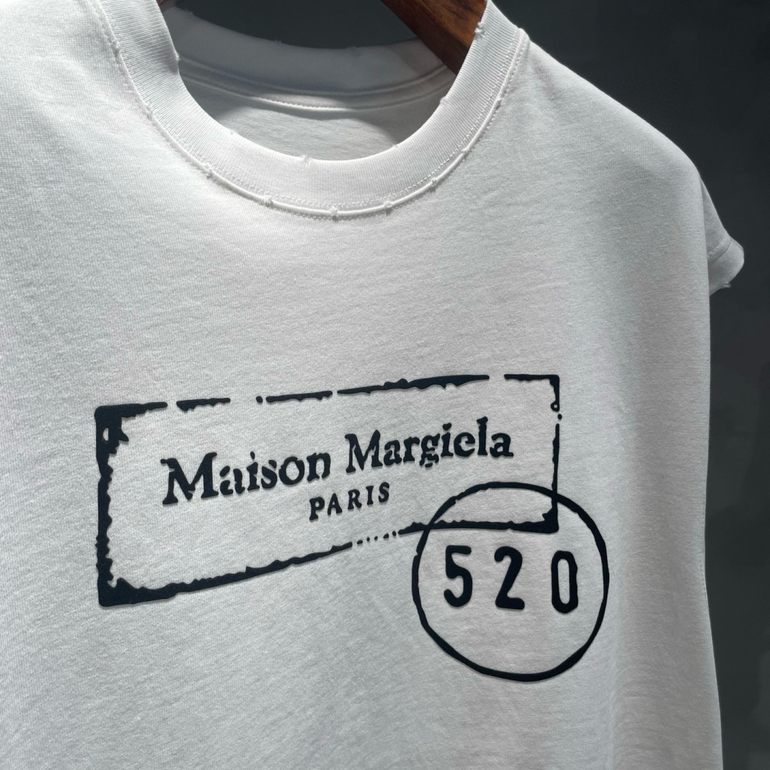 马吉拉🌟夏季短袖背心采用优质棉质面料，亲肤舒适！版型完美！百搭款！logo设计别具一格，上身效果潮流时尚