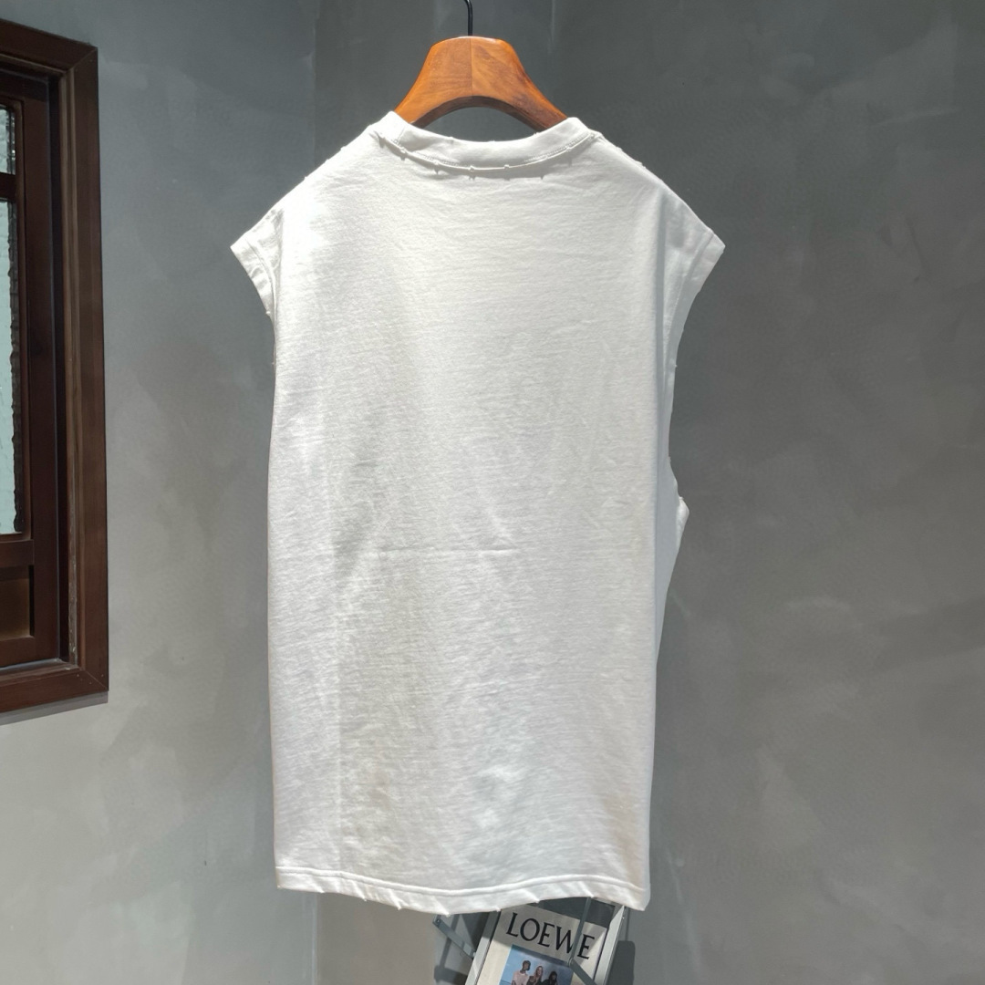 马吉拉🌟夏季短袖背心采用优质棉质面料，亲肤舒适！版型完美！百搭款！logo设计别具一格，上身效果潮流时尚