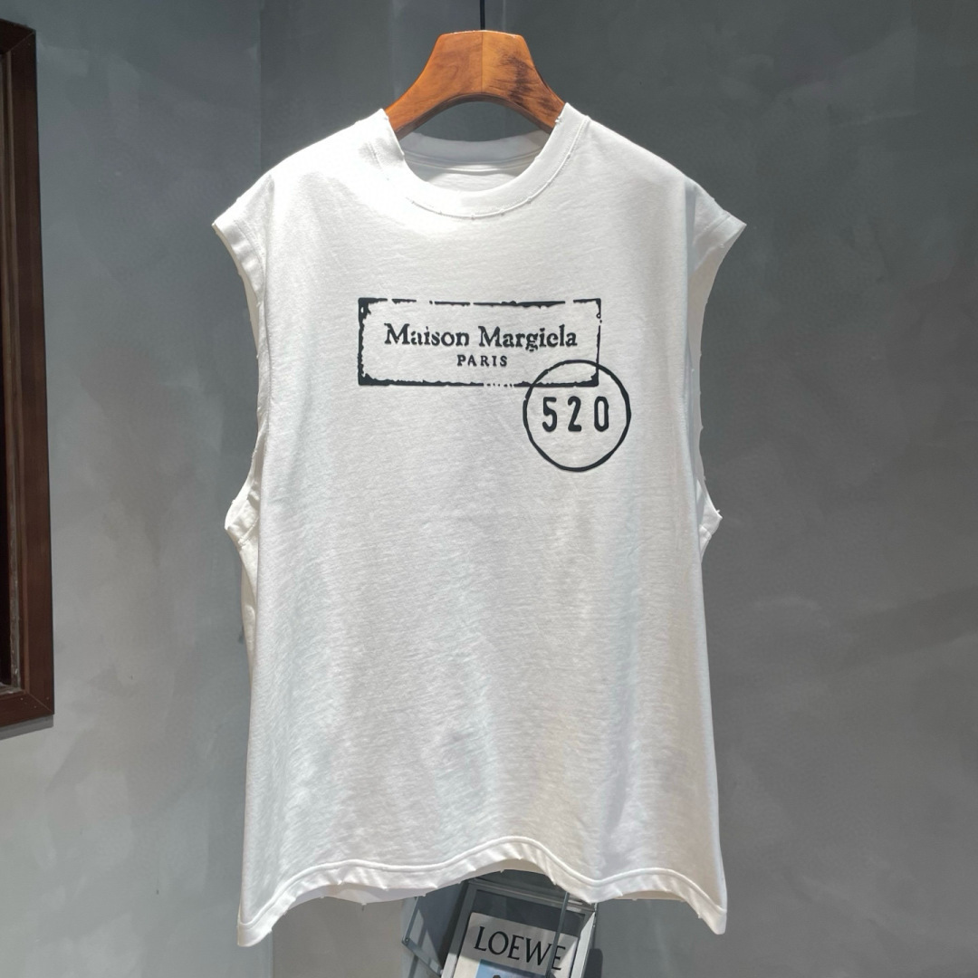 马吉拉🌟夏季短袖背心采用优质棉质面料，亲肤舒适！版型完美！百搭款！logo设计别具一格，上身效果潮流时尚