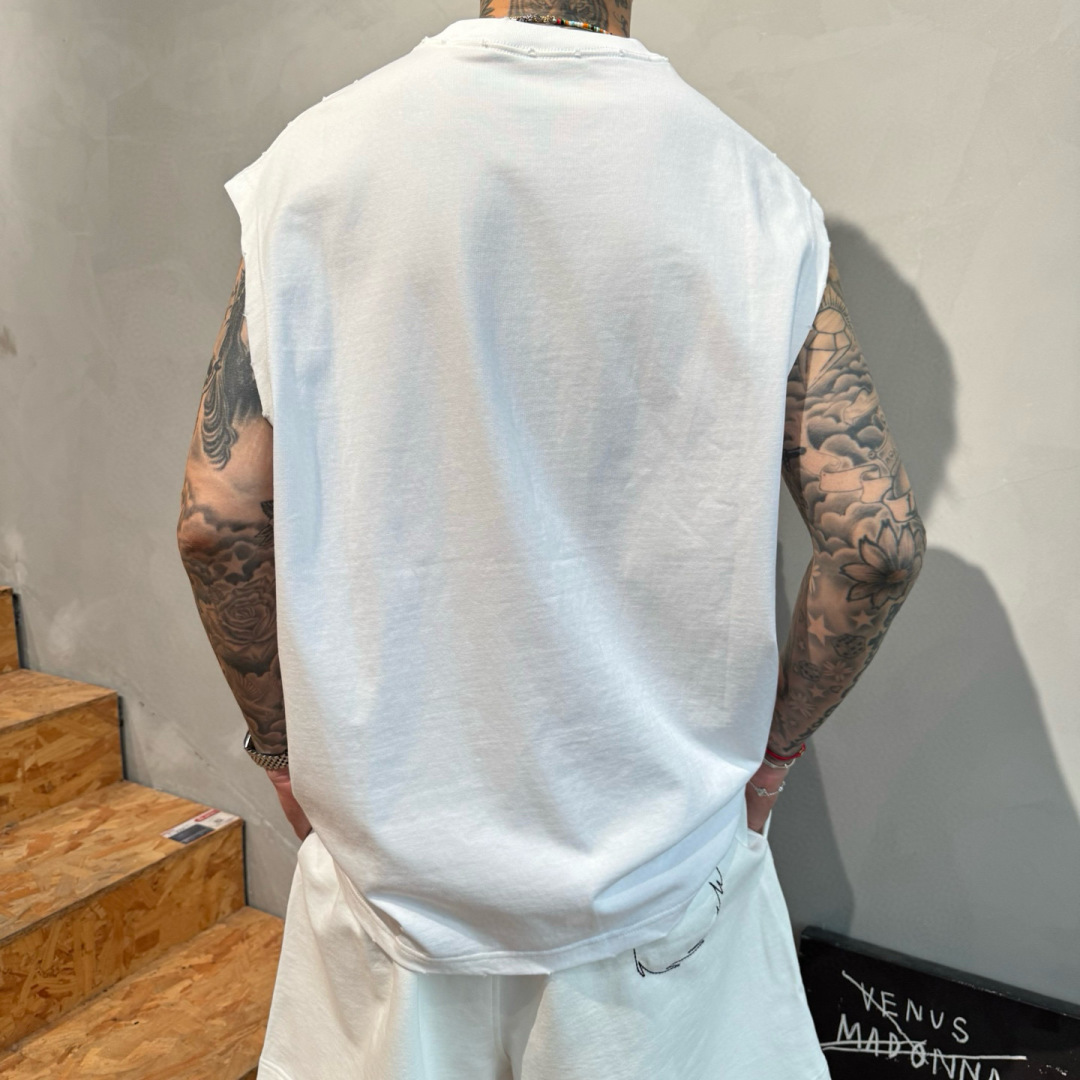 马吉拉🌟夏季短袖背心采用优质棉质面料，亲肤舒适！版型完美！百搭款！logo设计别具一格，上身效果潮流时尚