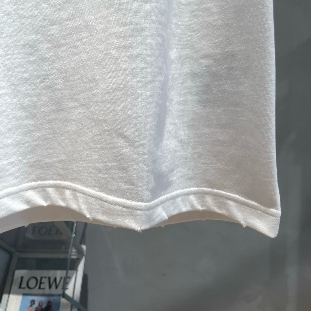 马吉拉🌟夏季短袖背心采用优质棉质面料，亲肤舒适！版型完美！百搭款！logo设计别具一格，上身效果潮流时尚