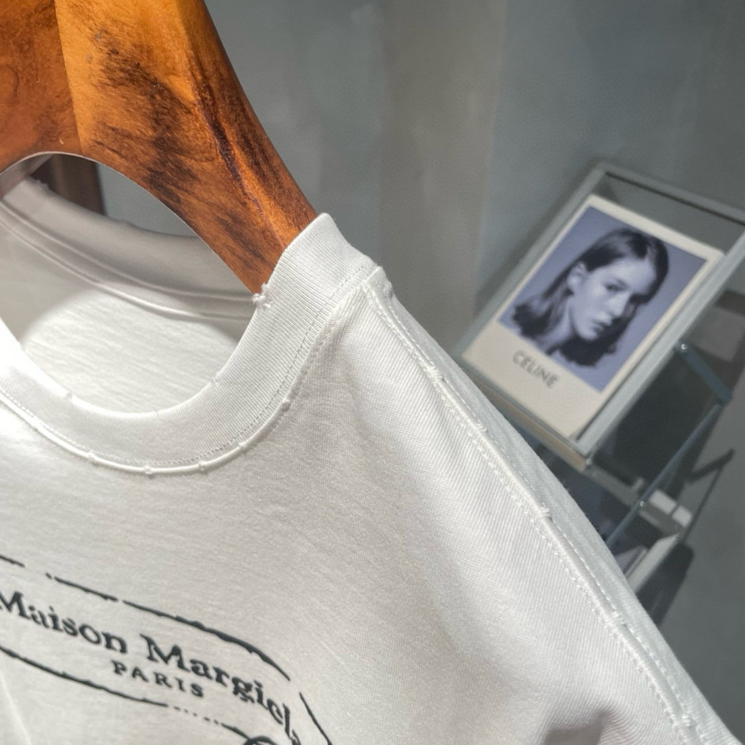 马吉拉🌟夏季短袖背心采用优质棉质面料，亲肤舒适！版型完美！百搭款！logo设计别具一格，上身效果潮流时尚