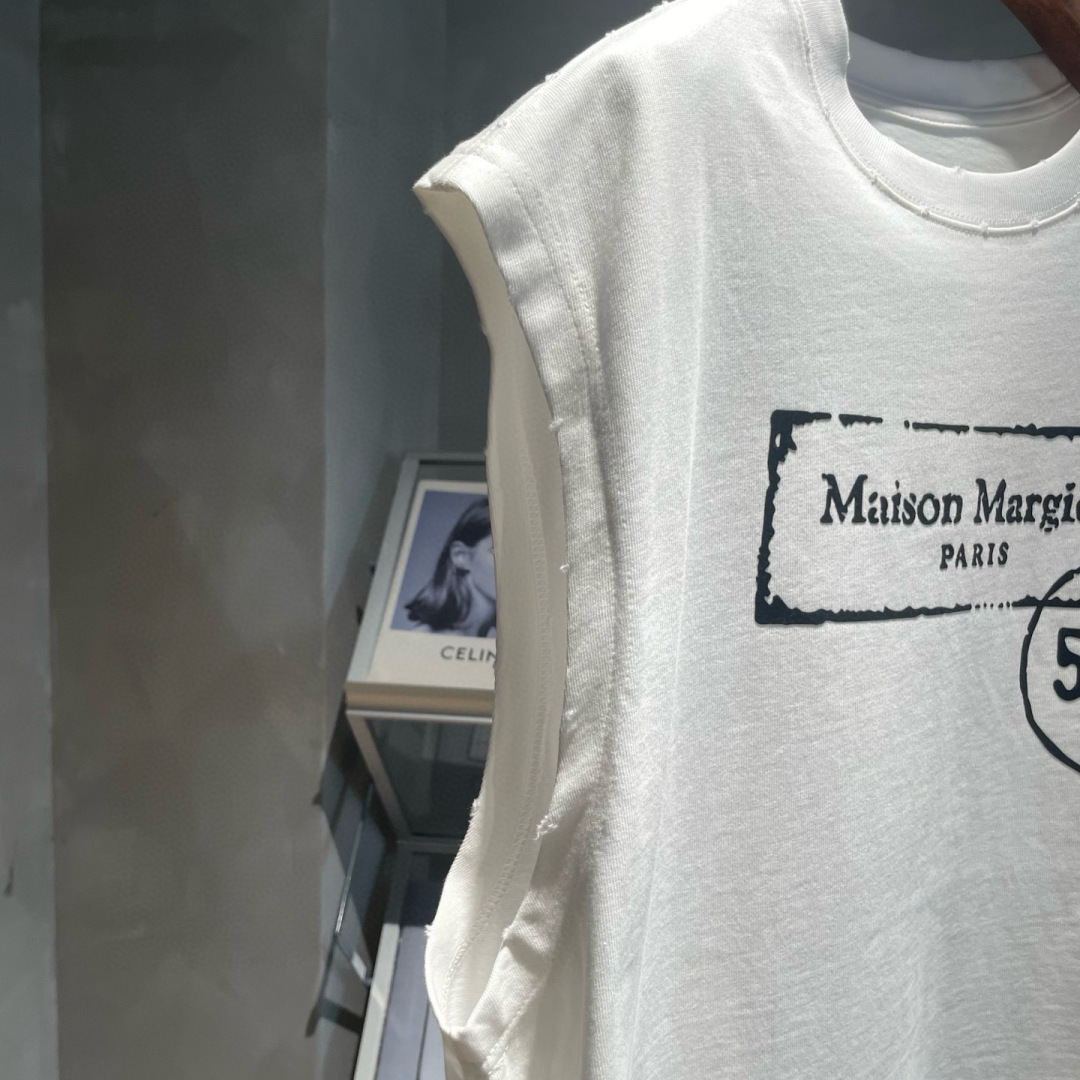 马吉拉🌟夏季短袖背心采用优质棉质面料，亲肤舒适！版型完美！百搭款！logo设计别具一格，上身效果潮流时尚