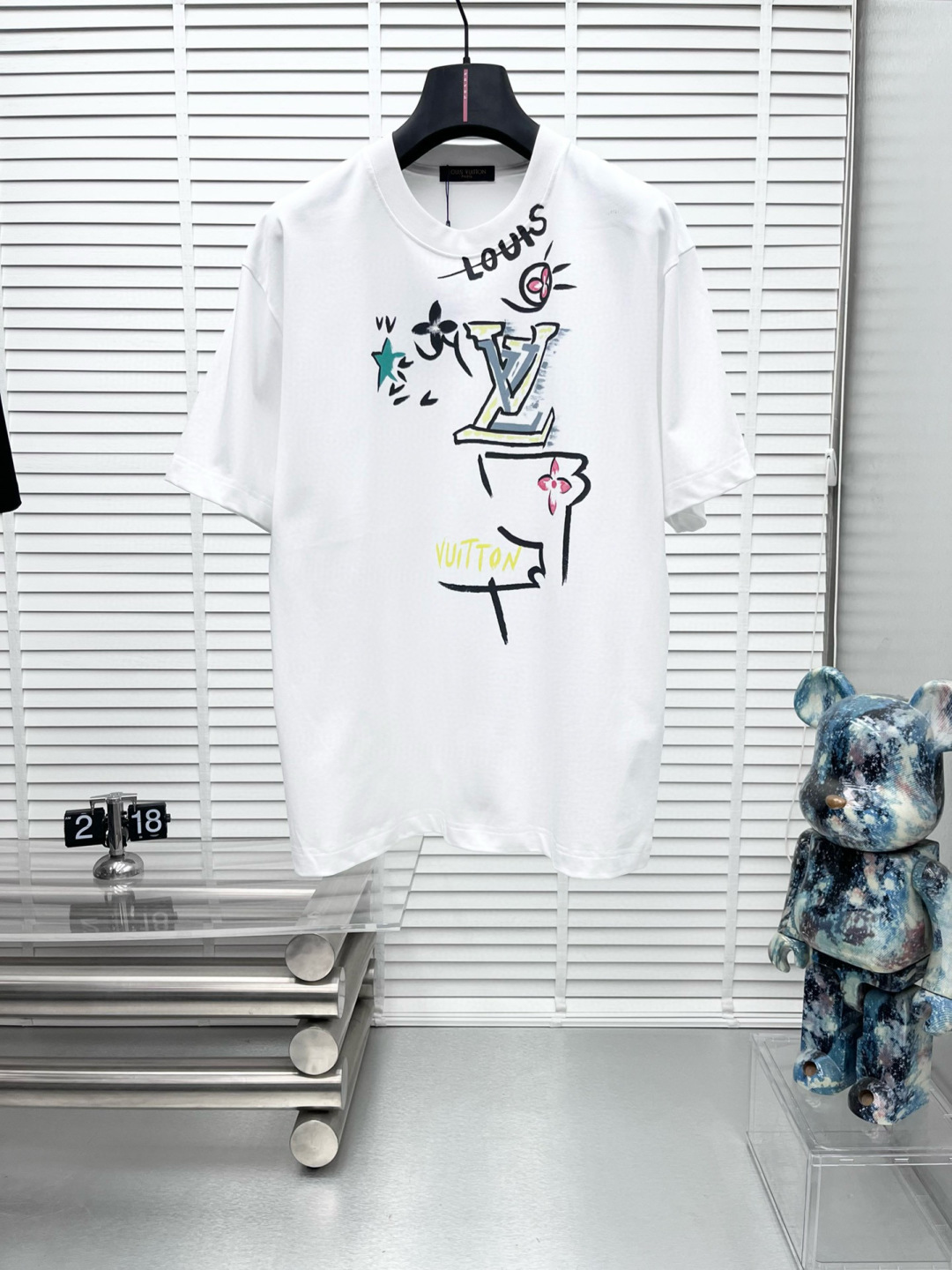 1v* 2025春夏新款短袖圆领T恤 高端订制 设计前卫时尚！品牌logo重工艺设计 高端定制260克面