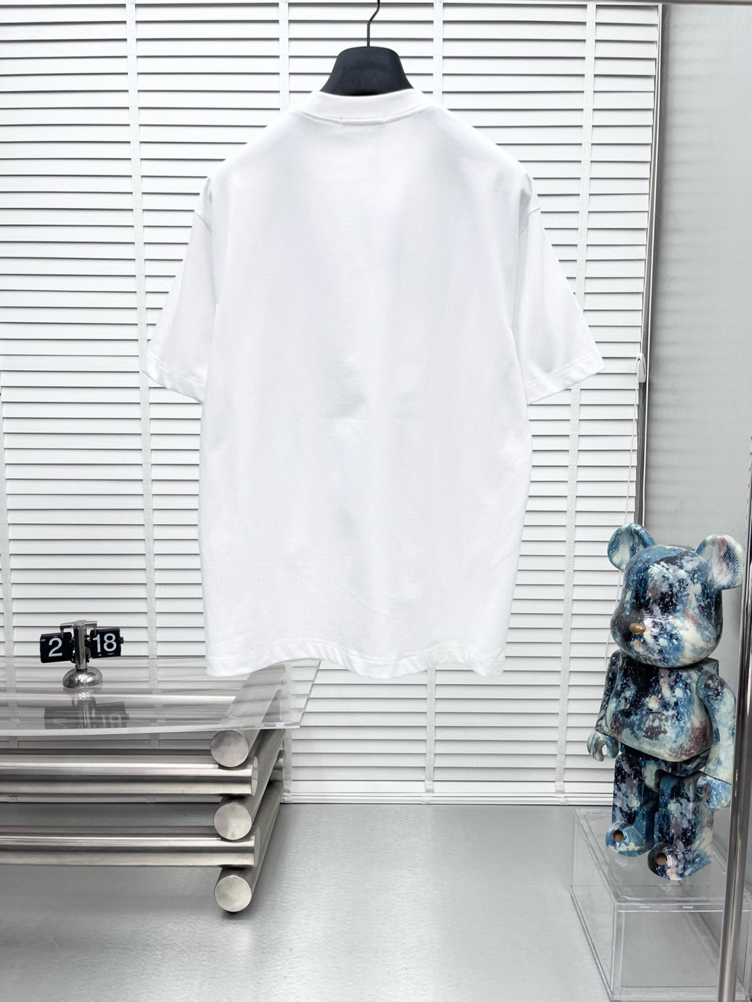 1v* 2025春夏新款短袖圆领T恤 高端订制 设计前卫时尚！品牌logo重工艺设计 高端定制260克面