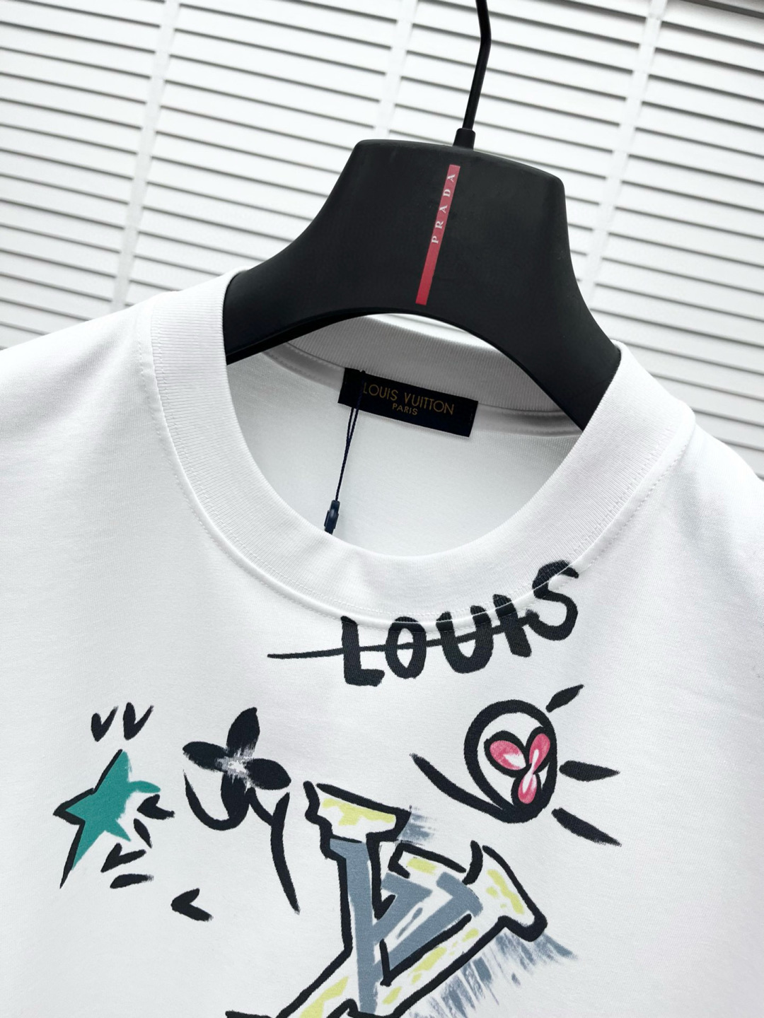 1v* 2025春夏新款短袖圆领T恤 高端订制 设计前卫时尚！品牌logo重工艺设计 高端定制260克面