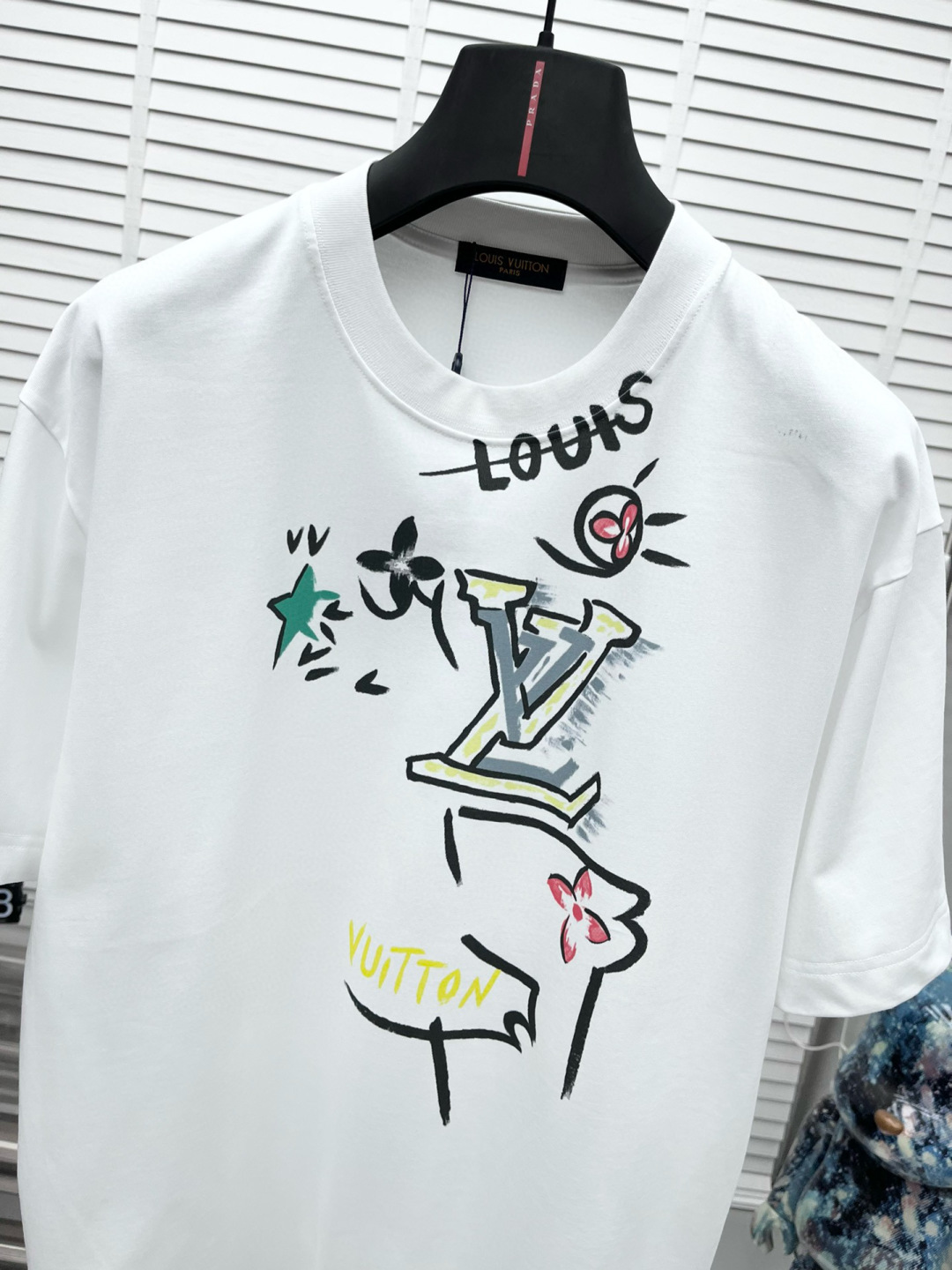 1v* 2025春夏新款短袖圆领T恤 高端订制 设计前卫时尚！品牌logo重工艺设计 高端定制260克面