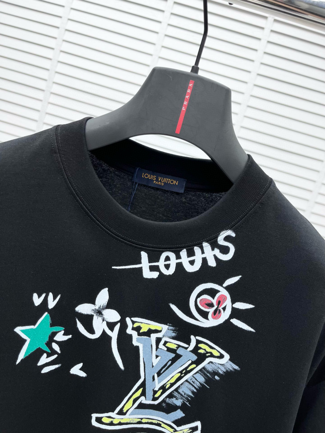 1v* 2025春夏新款短袖圆领T恤 高端订制 设计前卫时尚！品牌logo重工艺设计 高端定制260克面