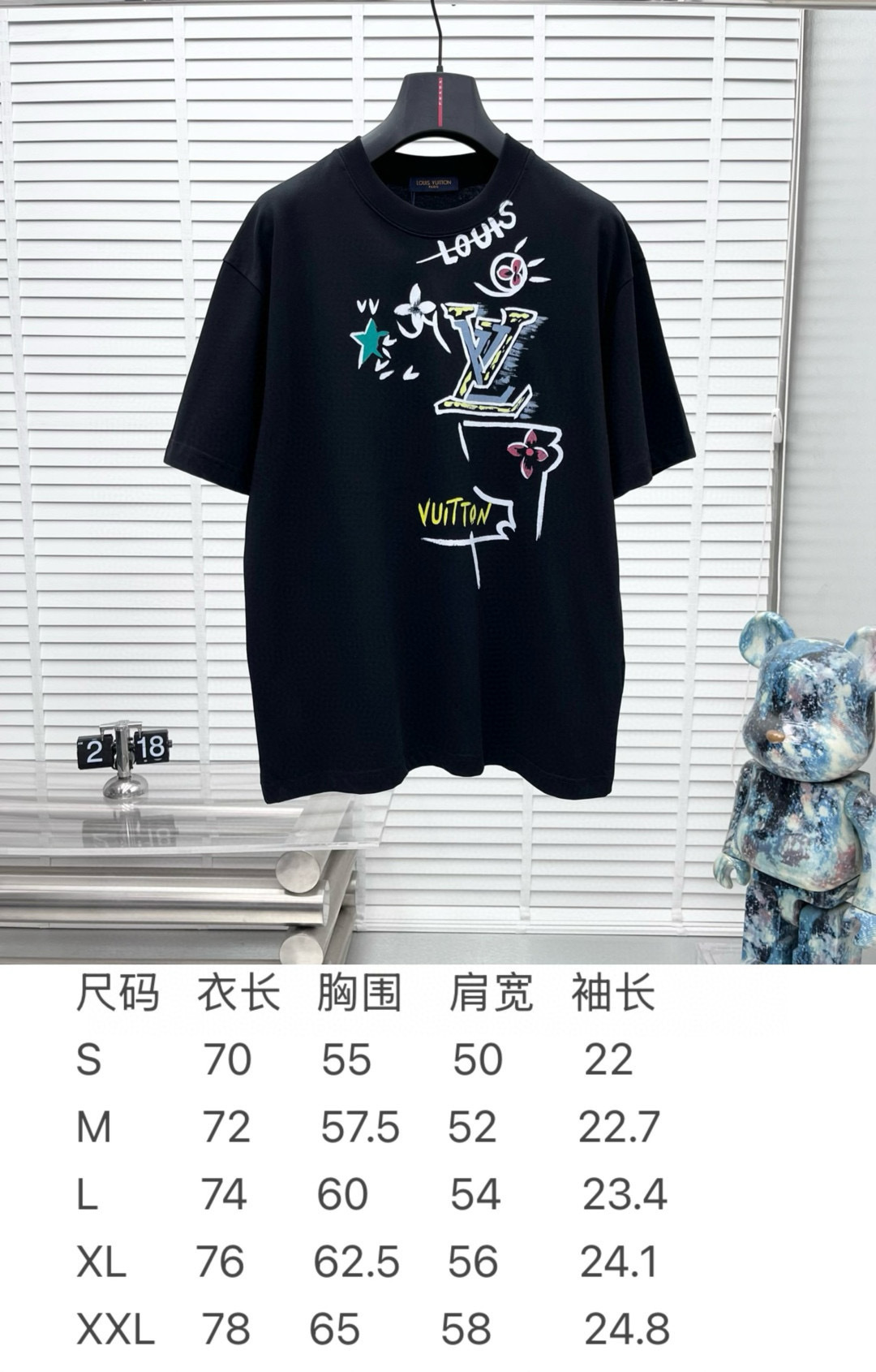 1v* 2025春夏新款短袖圆领T恤 高端订制 设计前卫时尚！品牌logo重工艺设计 高端定制260克面