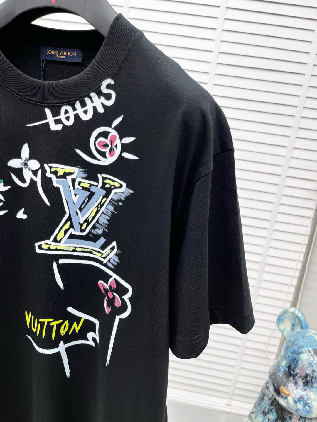 1v* 2025春夏新款短袖圆领T恤 高端订制 设计前卫时尚！品牌logo重工艺设计 高端定制260克面