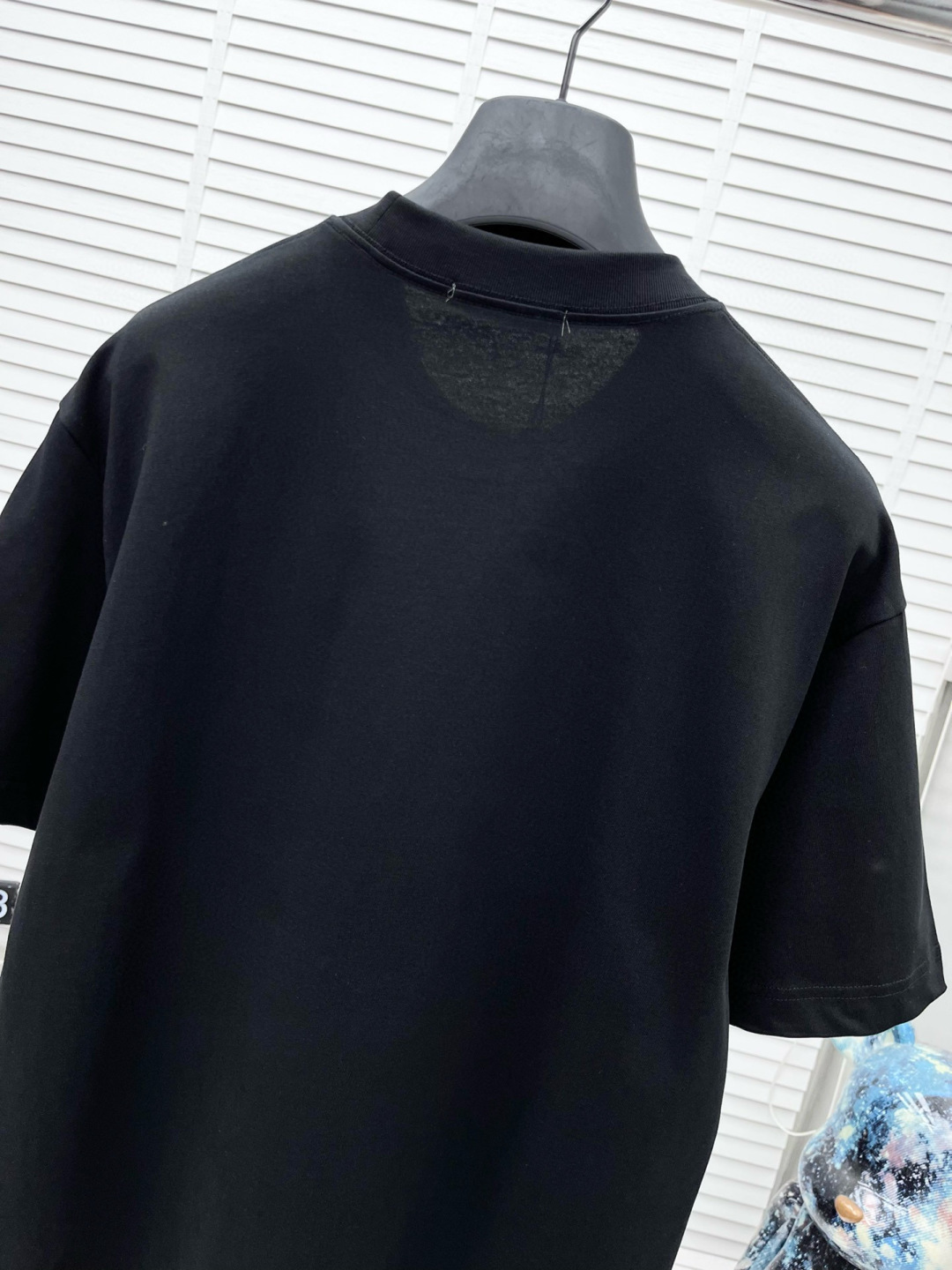 1v* 2025春夏新款短袖圆领T恤 高端订制 设计前卫时尚！品牌logo重工艺设计 高端定制260克面