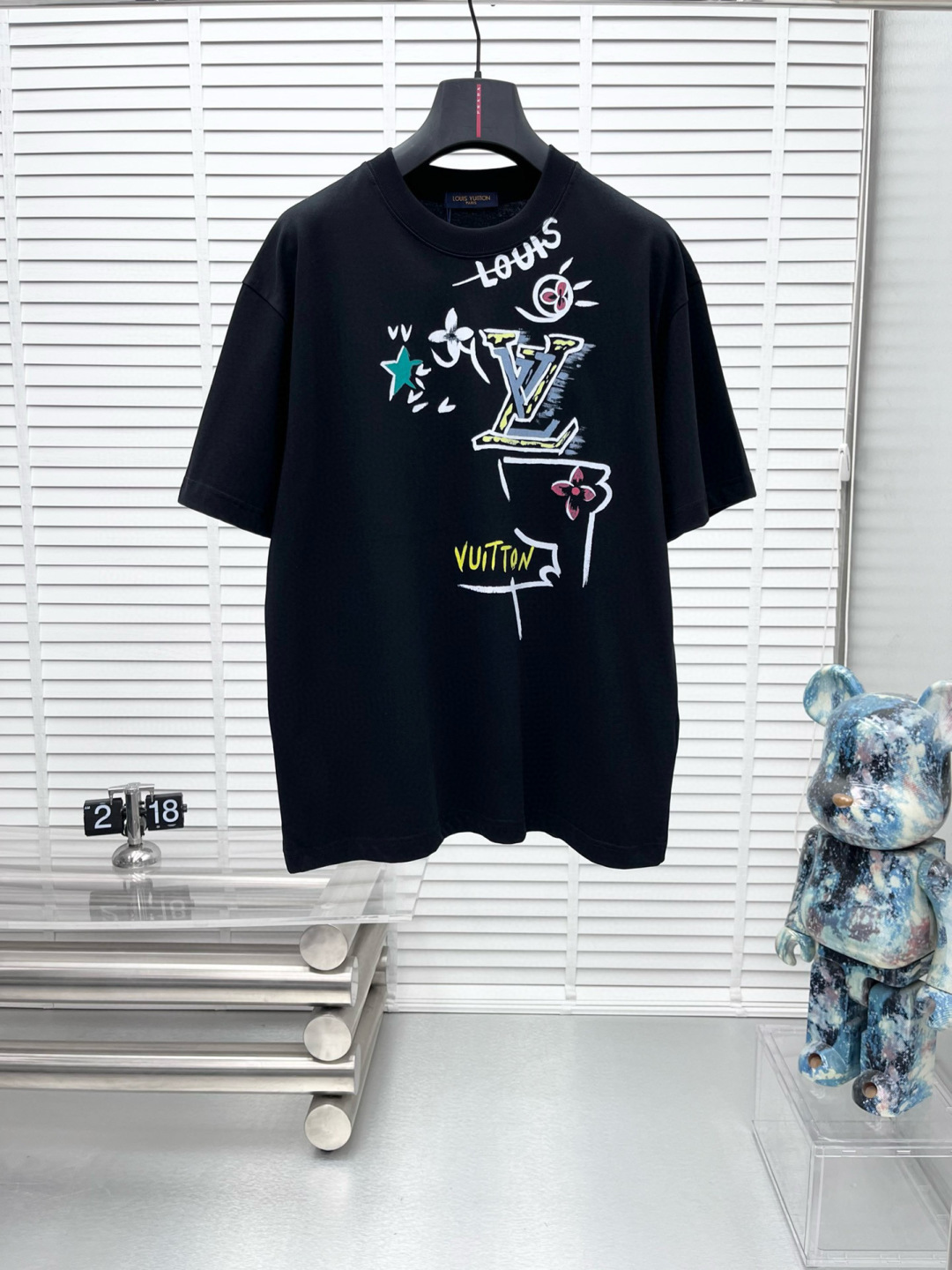 1v* 2025春夏新款短袖圆领T恤 高端订制 设计前卫时尚！品牌logo重工艺设计 高端定制260克面