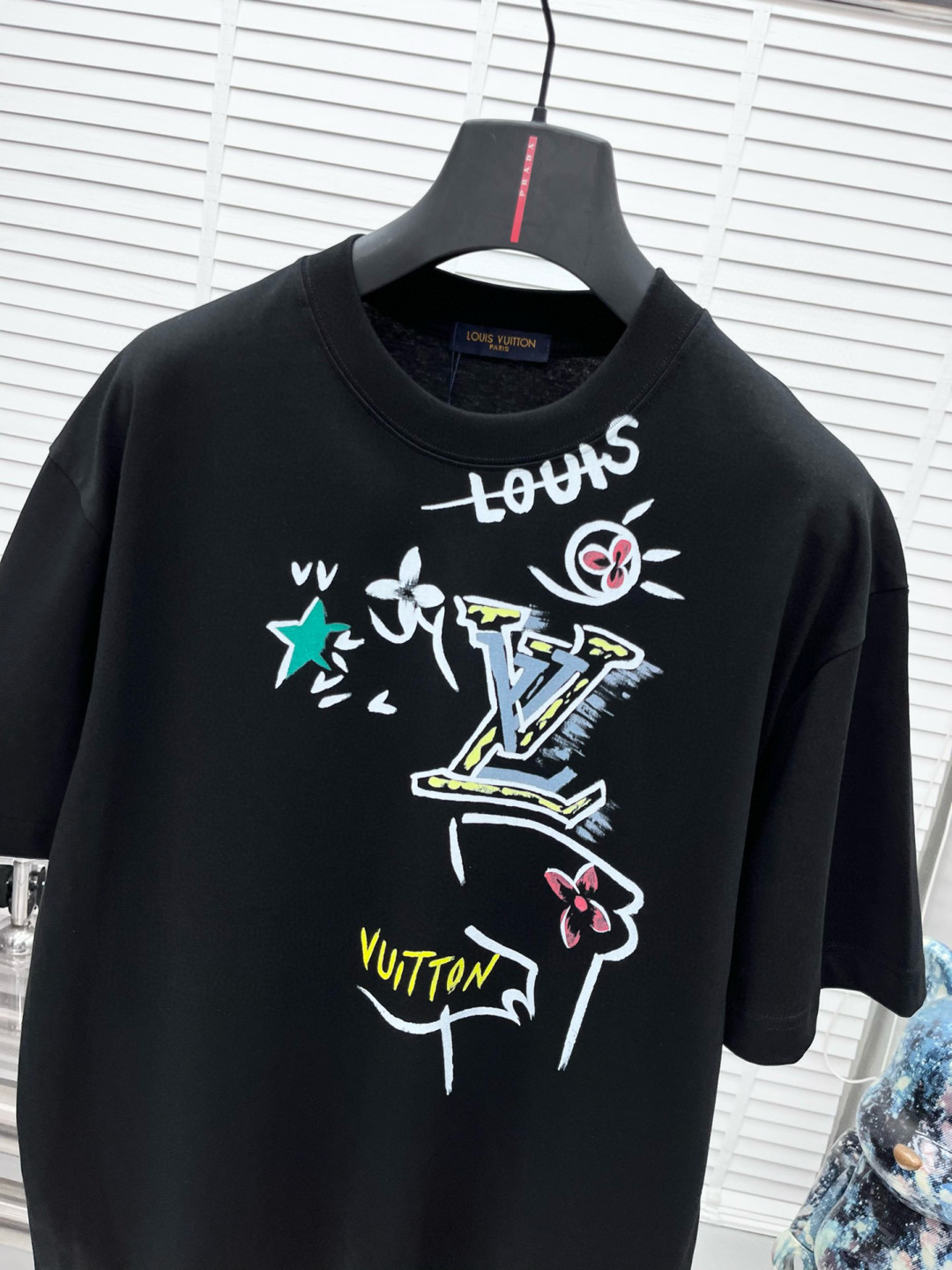 1v* 2025春夏新款短袖圆领T恤 高端订制 设计前卫时尚！品牌logo重工艺设计 高端定制260克面