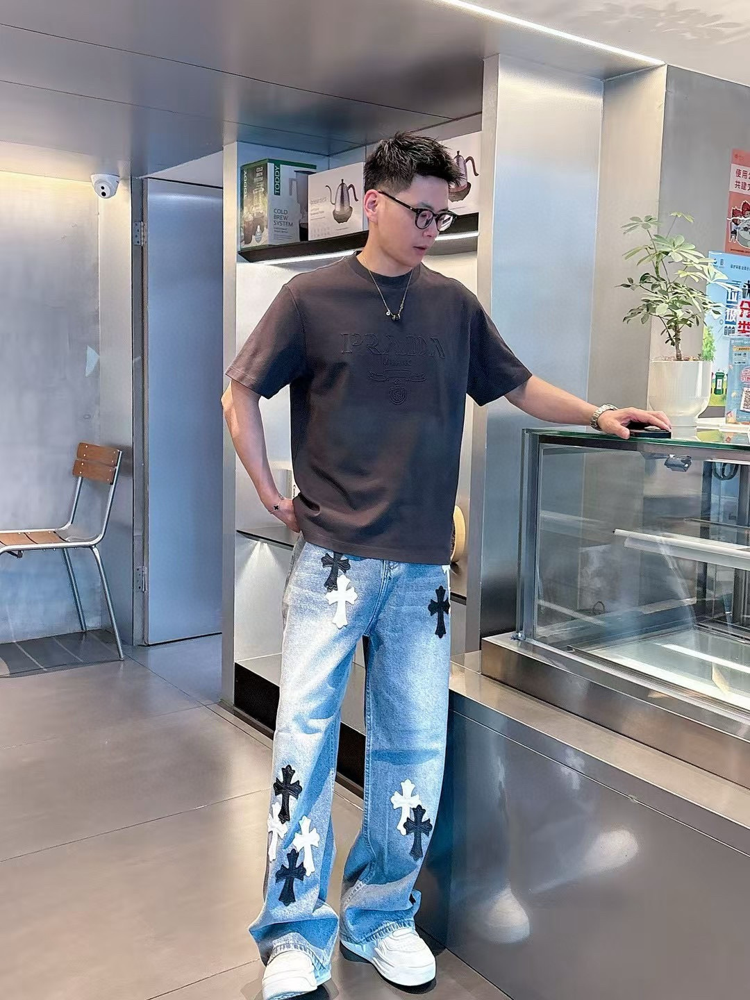 普拉达短袖系列季度：2025春夏颜色：黑色 白色 铁灰色 杏色尺码: m-3XL版型：微阔版型克重：23