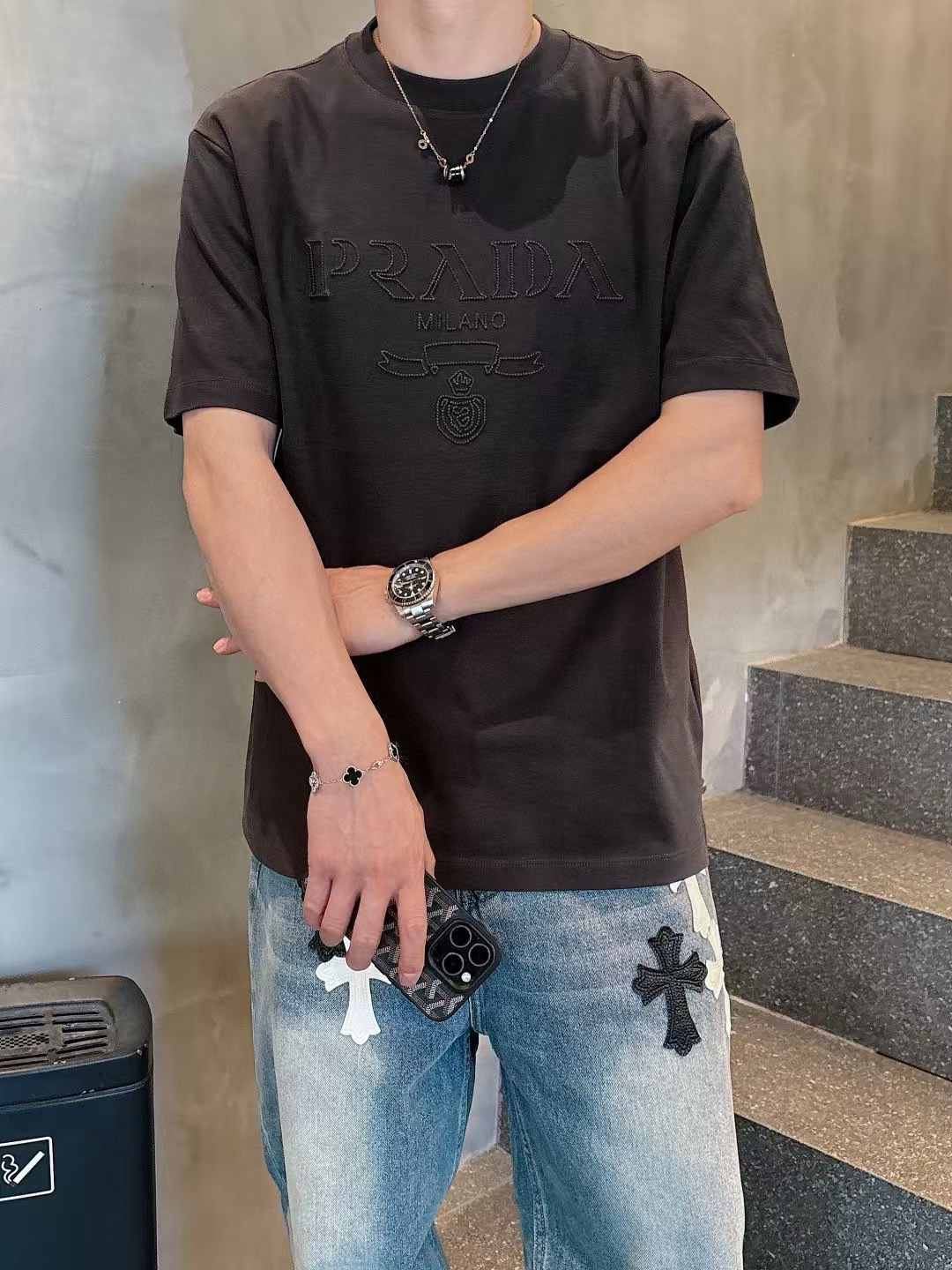 普拉达短袖系列季度：2025春夏颜色：黑色 白色 铁灰色 杏色尺码: m-3XL版型：微阔版型克重：23