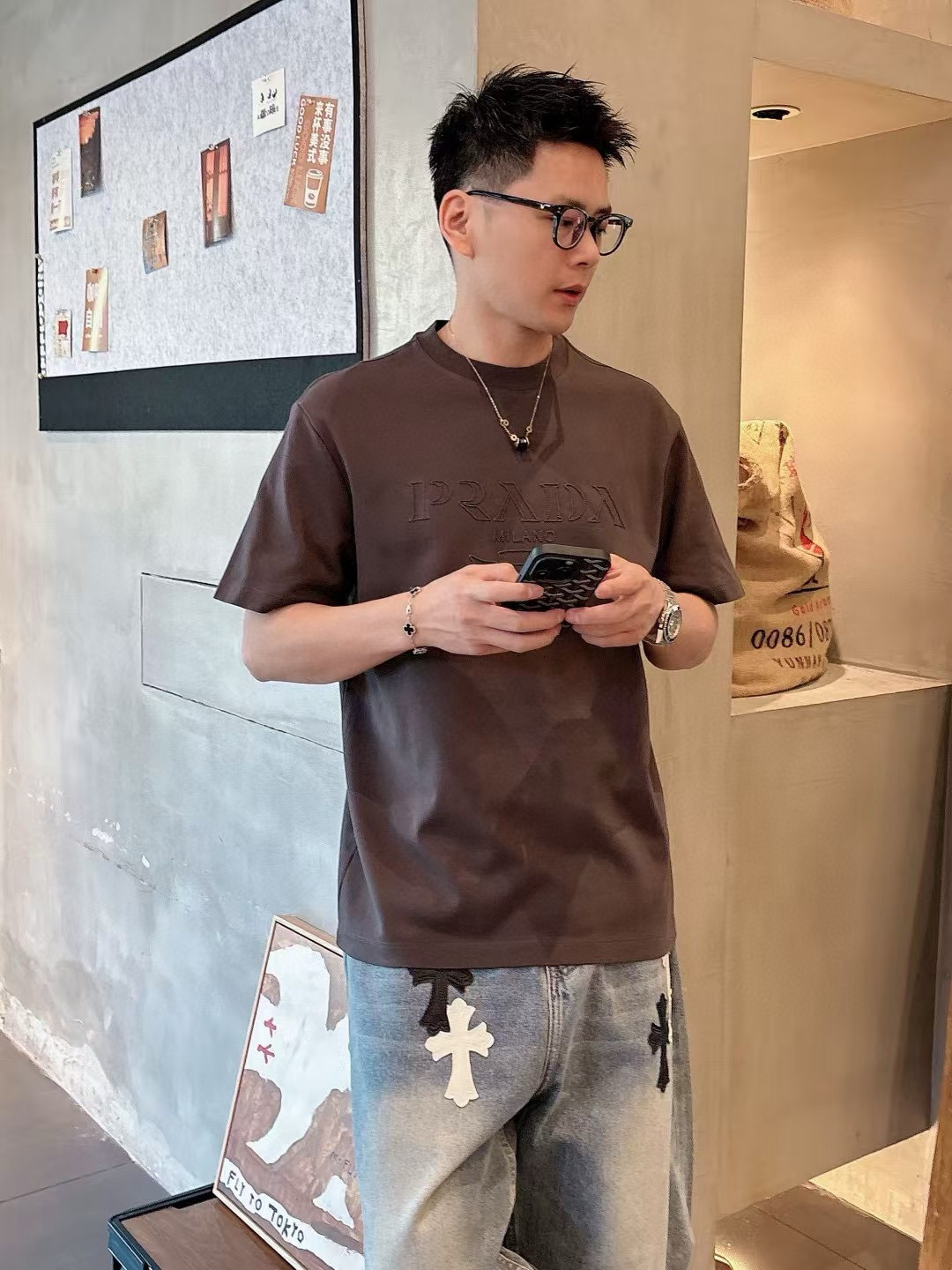 普拉达短袖系列季度：2025春夏颜色：黑色 白色 铁灰色 杏色尺码: m-3XL版型：微阔版型克重：23