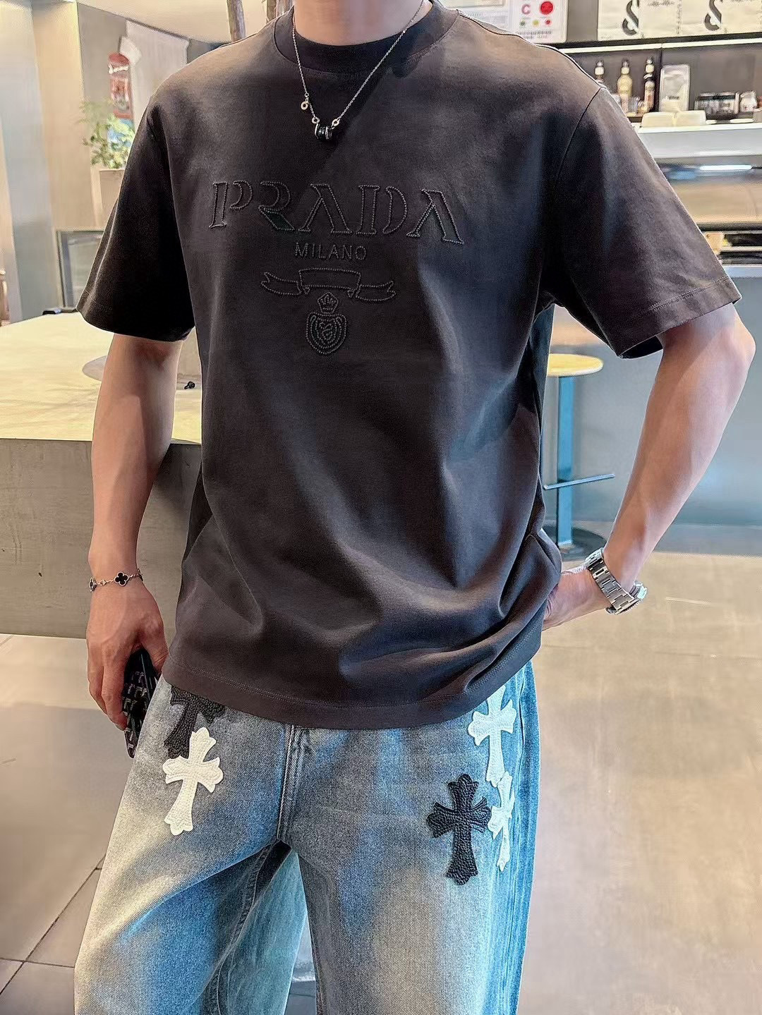 普拉达短袖系列季度：2025春夏颜色：黑色 白色 铁灰色 杏色尺码: m-3XL版型：微阔版型克重：23