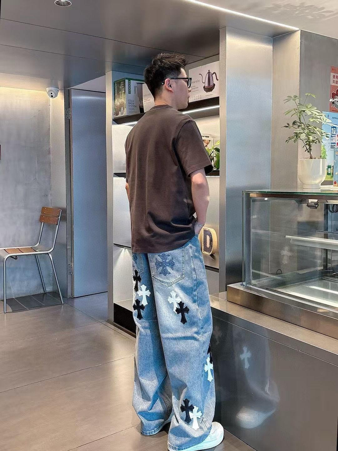 普拉达短袖系列季度：2025春夏颜色：黑色 白色 铁灰色 杏色尺码: m-3XL版型：微阔版型克重：23