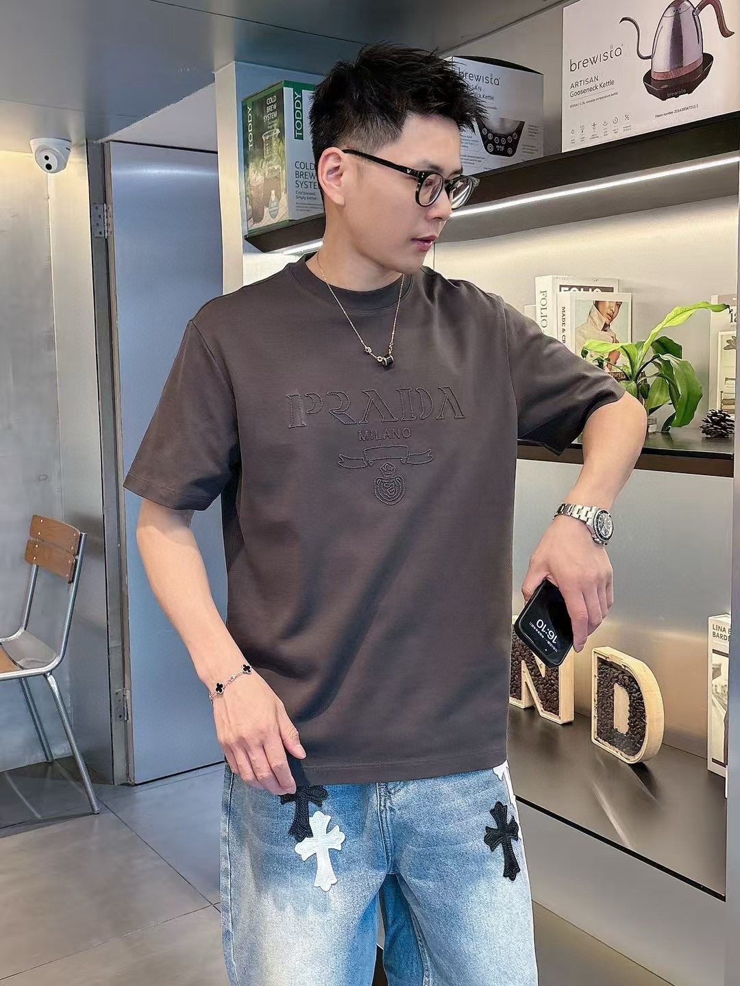 普拉达短袖系列季度：2025春夏颜色：黑色 白色 铁灰色 杏色尺码: m-3XL版型：微阔版型克重：23