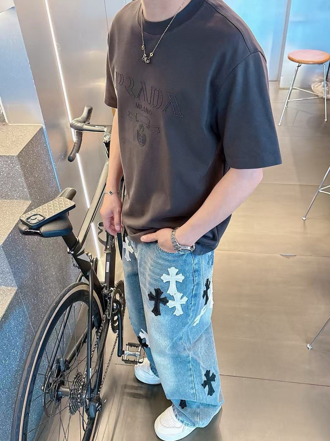 普拉达短袖系列季度：2025春夏颜色：黑色 白色 铁灰色 杏色尺码: m-3XL版型：微阔版型克重：23