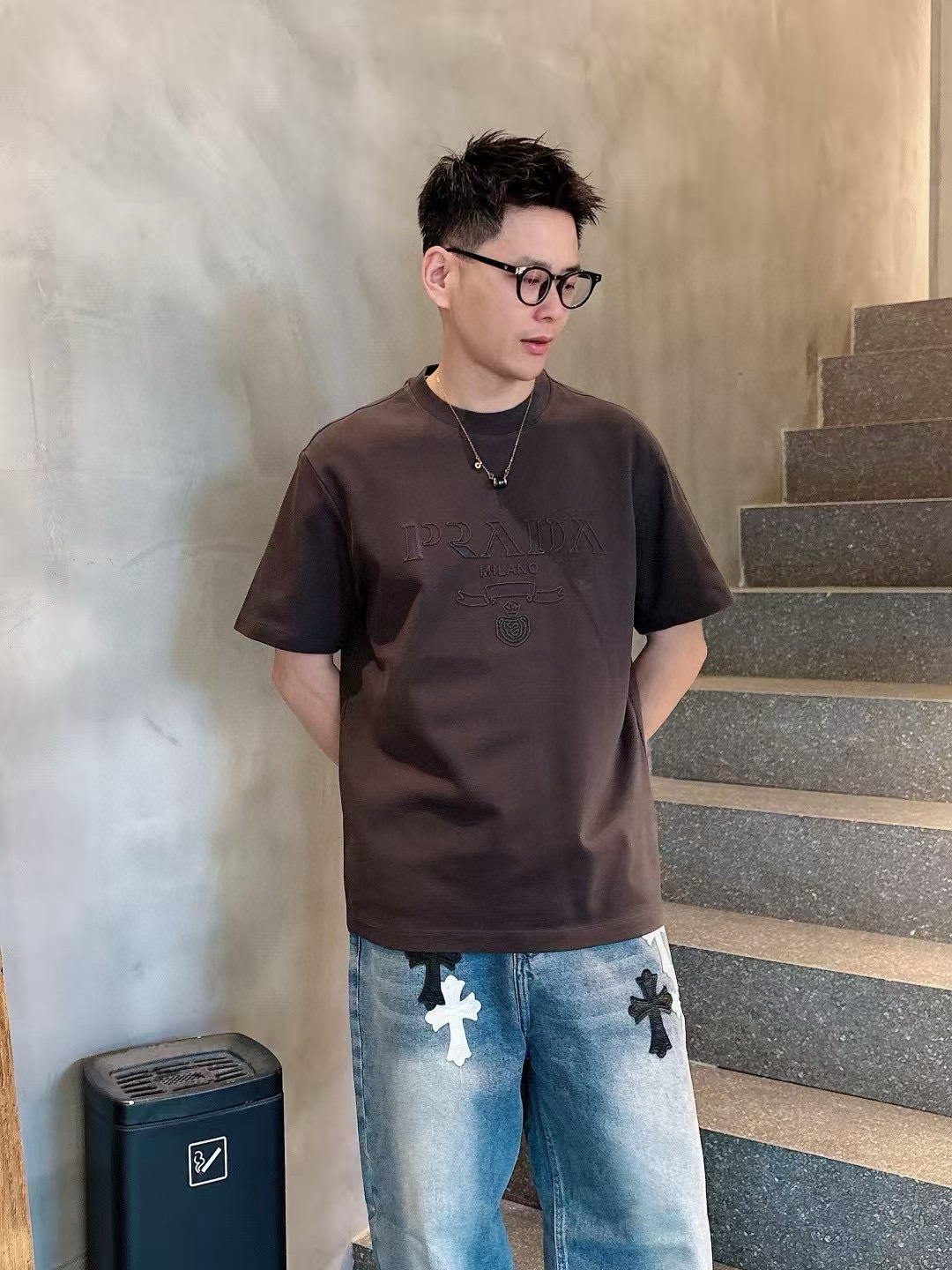 普拉达短袖系列季度：2025春夏颜色：黑色 白色 铁灰色 杏色尺码: m-3XL版型：微阔版型克重：23