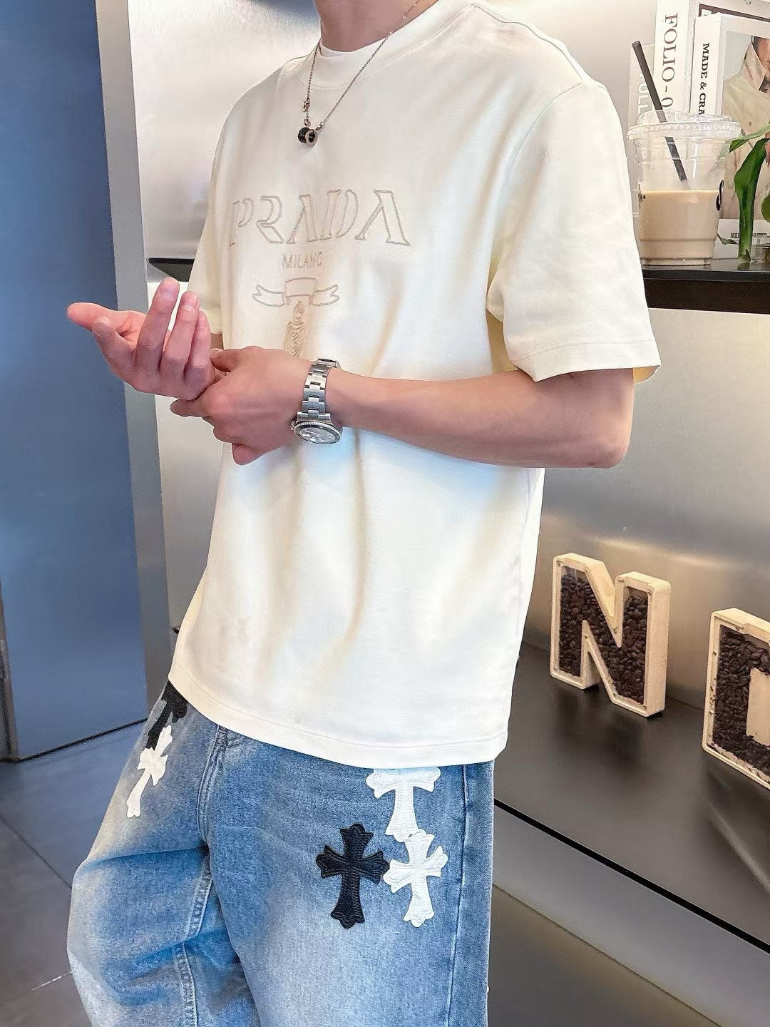 普拉达短袖系列季度：2025春夏颜色：黑色 白色 铁灰色 杏色尺码: m-3XL版型：微阔版型克重：23