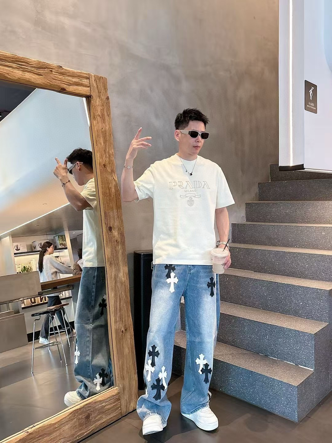 普拉达短袖系列季度：2025春夏颜色：黑色 白色 铁灰色 杏色尺码: m-3XL版型：微阔版型克重：23