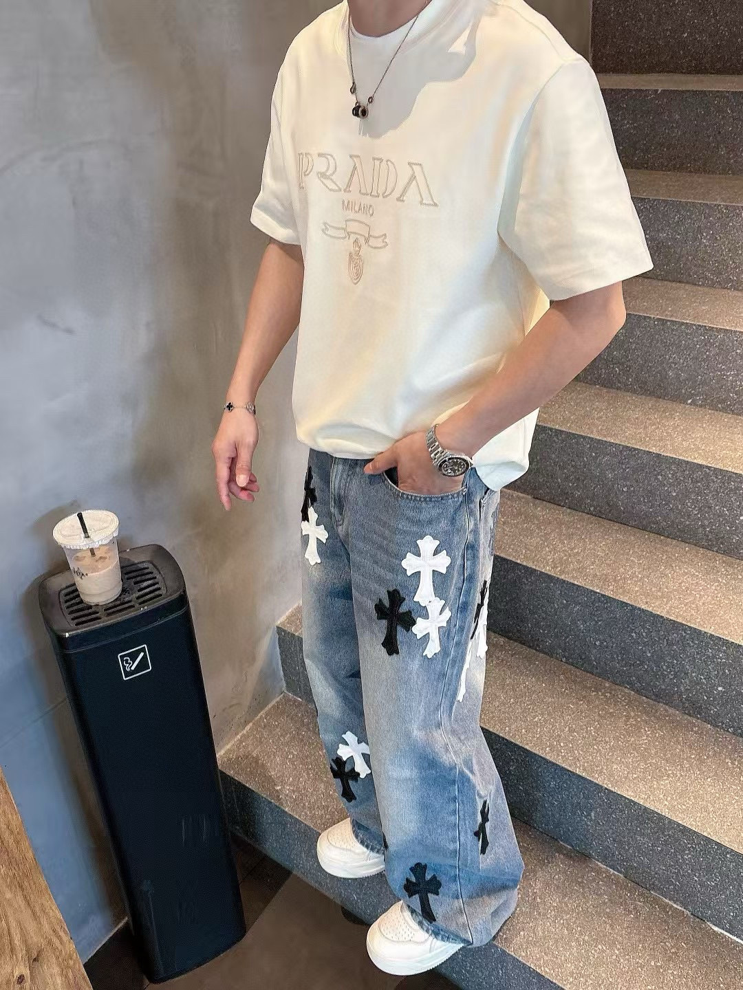 普拉达短袖系列季度：2025春夏颜色：黑色 白色 铁灰色 杏色尺码: m-3XL版型：微阔版型克重：23