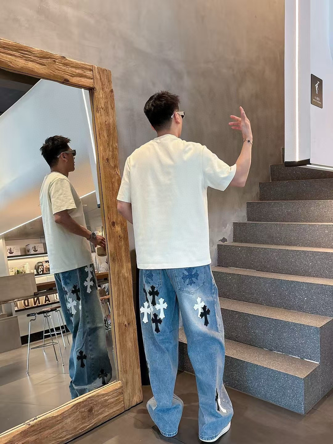 普拉达短袖系列季度：2025春夏颜色：黑色 白色 铁灰色 杏色尺码: m-3XL版型：微阔版型克重：23