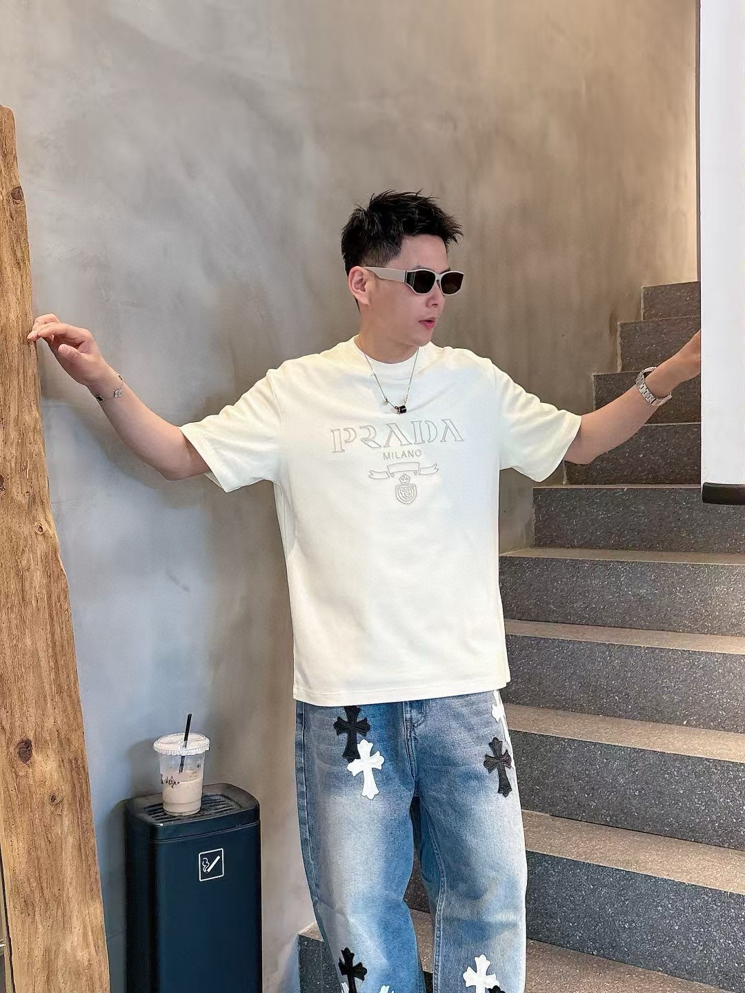 普拉达短袖系列季度：2025春夏颜色：黑色 白色 铁灰色 杏色尺码: m-3XL版型：微阔版型克重：23