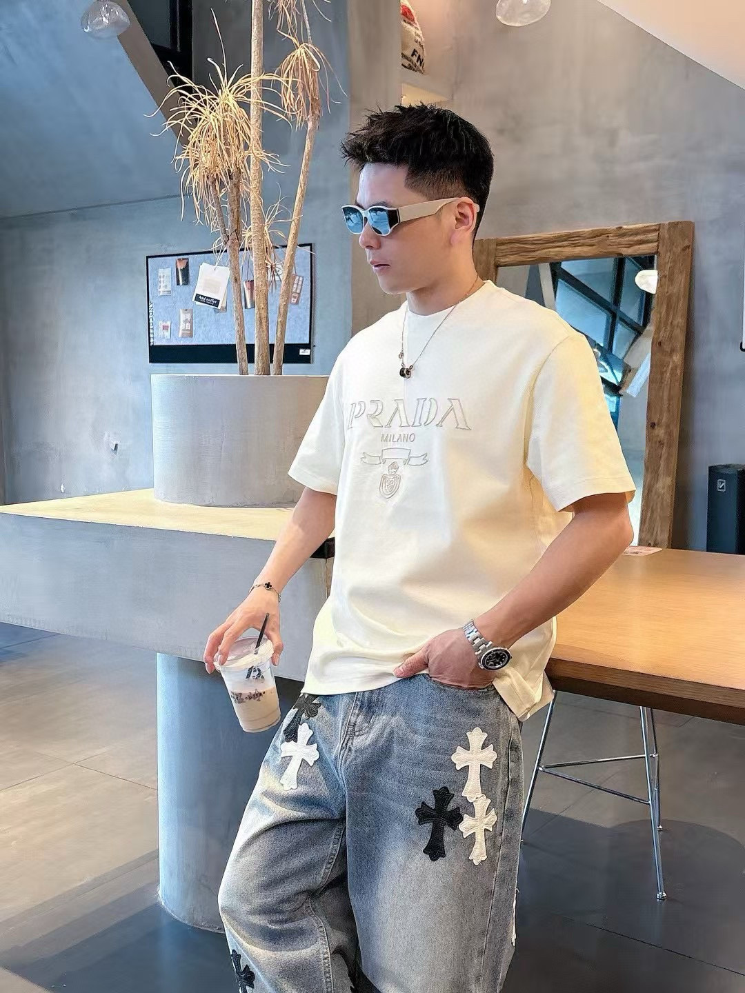 普拉达短袖系列季度：2025春夏颜色：黑色 白色 铁灰色 杏色尺码: m-3XL版型：微阔版型克重：23