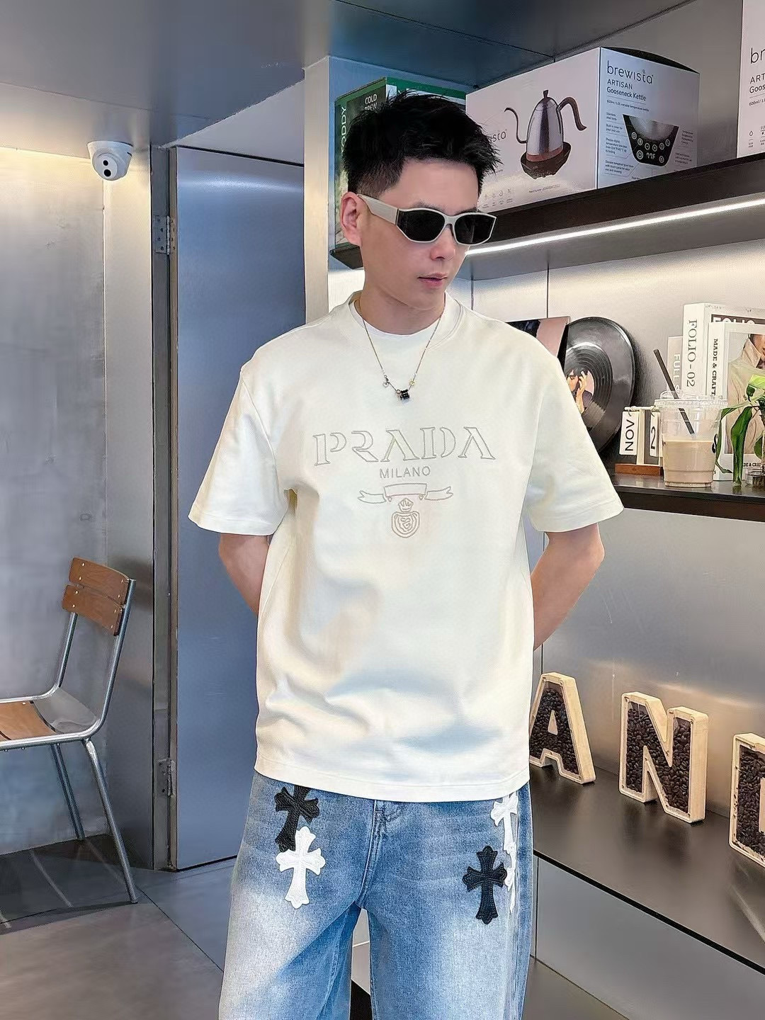 普拉达短袖系列季度：2025春夏颜色：黑色 白色 铁灰色 杏色尺码: m-3XL版型：微阔版型克重：23