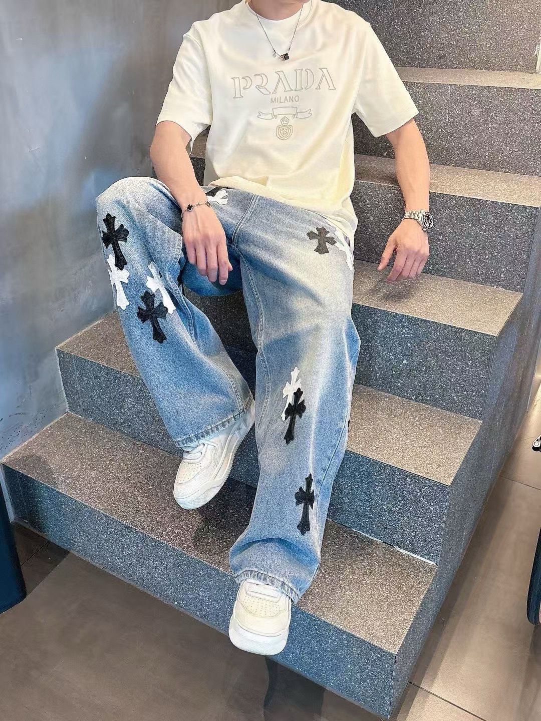 普拉达短袖系列季度：2025春夏颜色：黑色 白色 铁灰色 杏色尺码: m-3XL版型：微阔版型克重：23