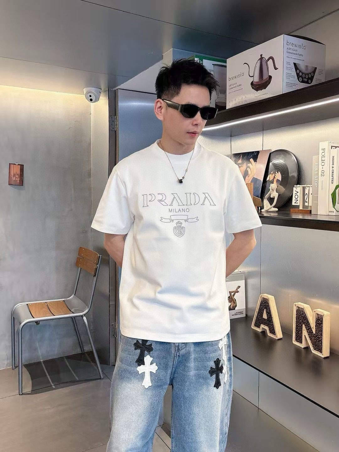 普拉达短袖系列季度：2025春夏颜色：黑色 白色 铁灰色 杏色尺码: m-3XL版型：微阔版型克重：23