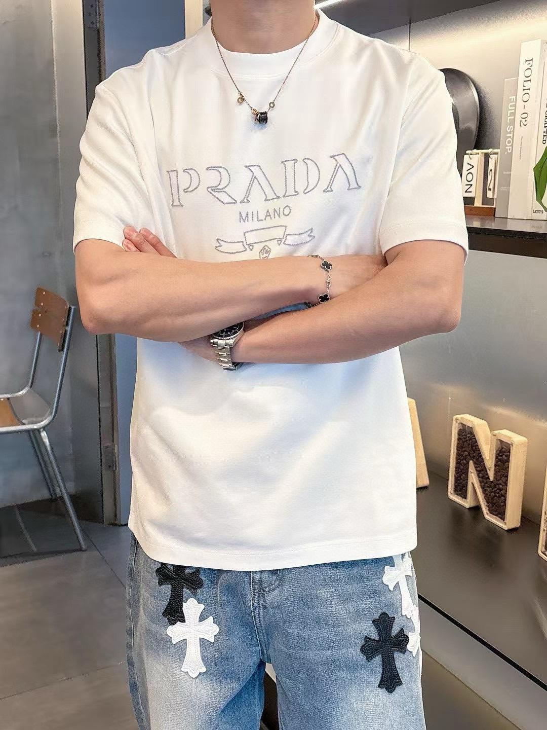 普拉达短袖系列季度：2025春夏颜色：黑色 白色 铁灰色 杏色尺码: m-3XL版型：微阔版型克重：23