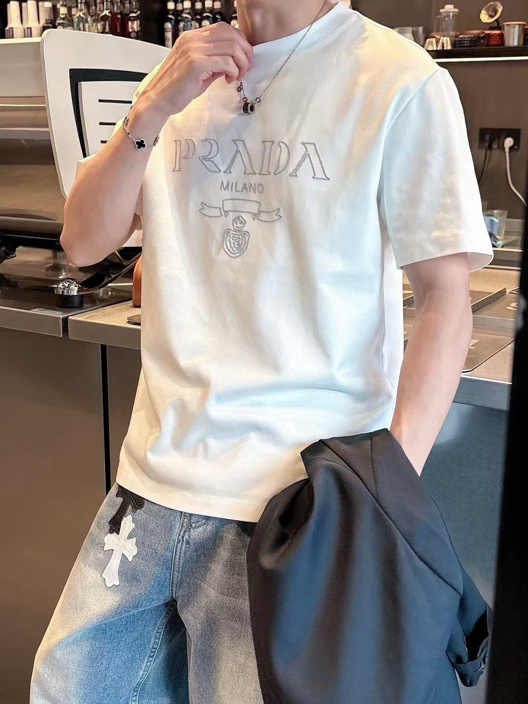 普拉达短袖系列季度：2025春夏颜色：黑色 白色 铁灰色 杏色尺码: m-3XL版型：微阔版型克重：23