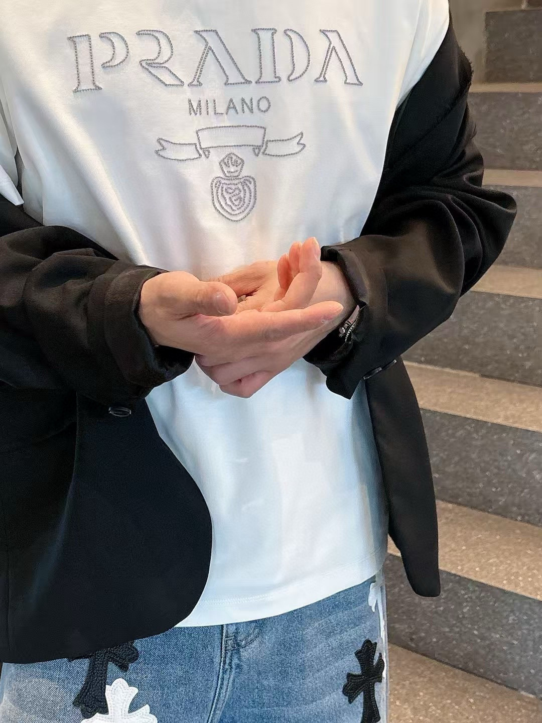 普拉达短袖系列季度：2025春夏颜色：黑色 白色 铁灰色 杏色尺码: m-3XL版型：微阔版型克重：23