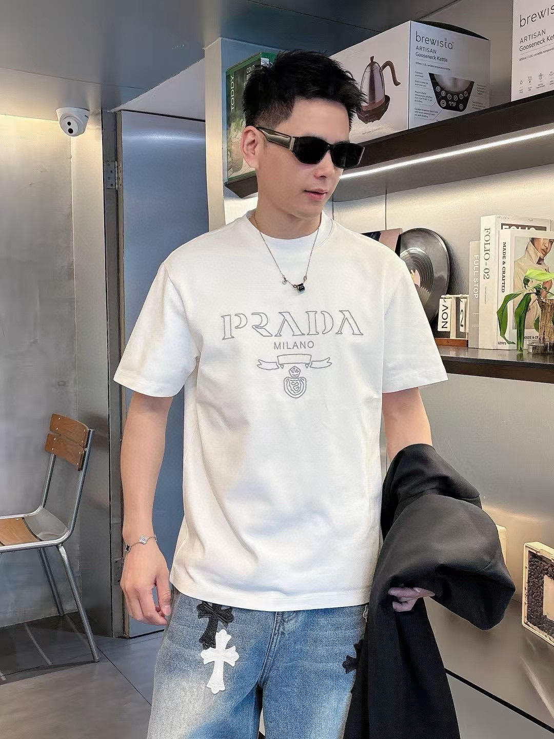 普拉达短袖系列季度：2025春夏颜色：黑色 白色 铁灰色 杏色尺码: m-3XL版型：微阔版型克重：23