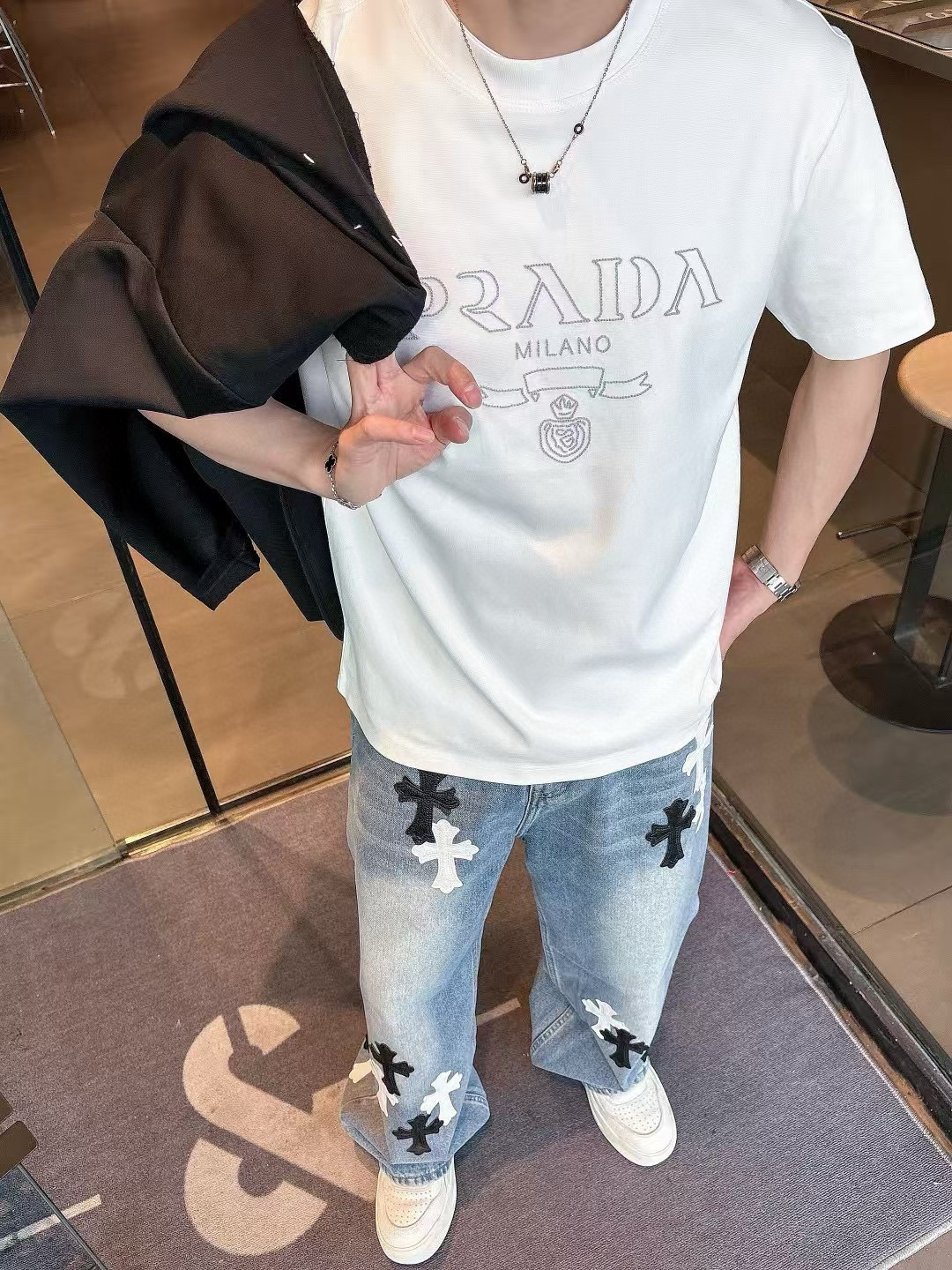 普拉达短袖系列季度：2025春夏颜色：黑色 白色 铁灰色 杏色尺码: m-3XL版型：微阔版型克重：23